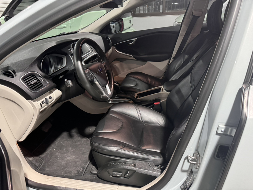 Used Volvo V40 2016 T3 Zhiyi Edition
