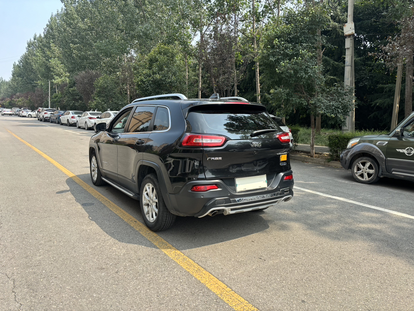 Used  Cherokee 2016 2.0L Smart Version
