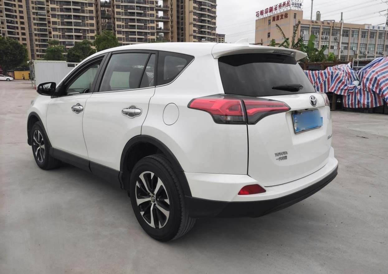 Used Toyota RAV4 2016 2.0L CVT Two-Wheel Drive Fashion Edition China V Standard
