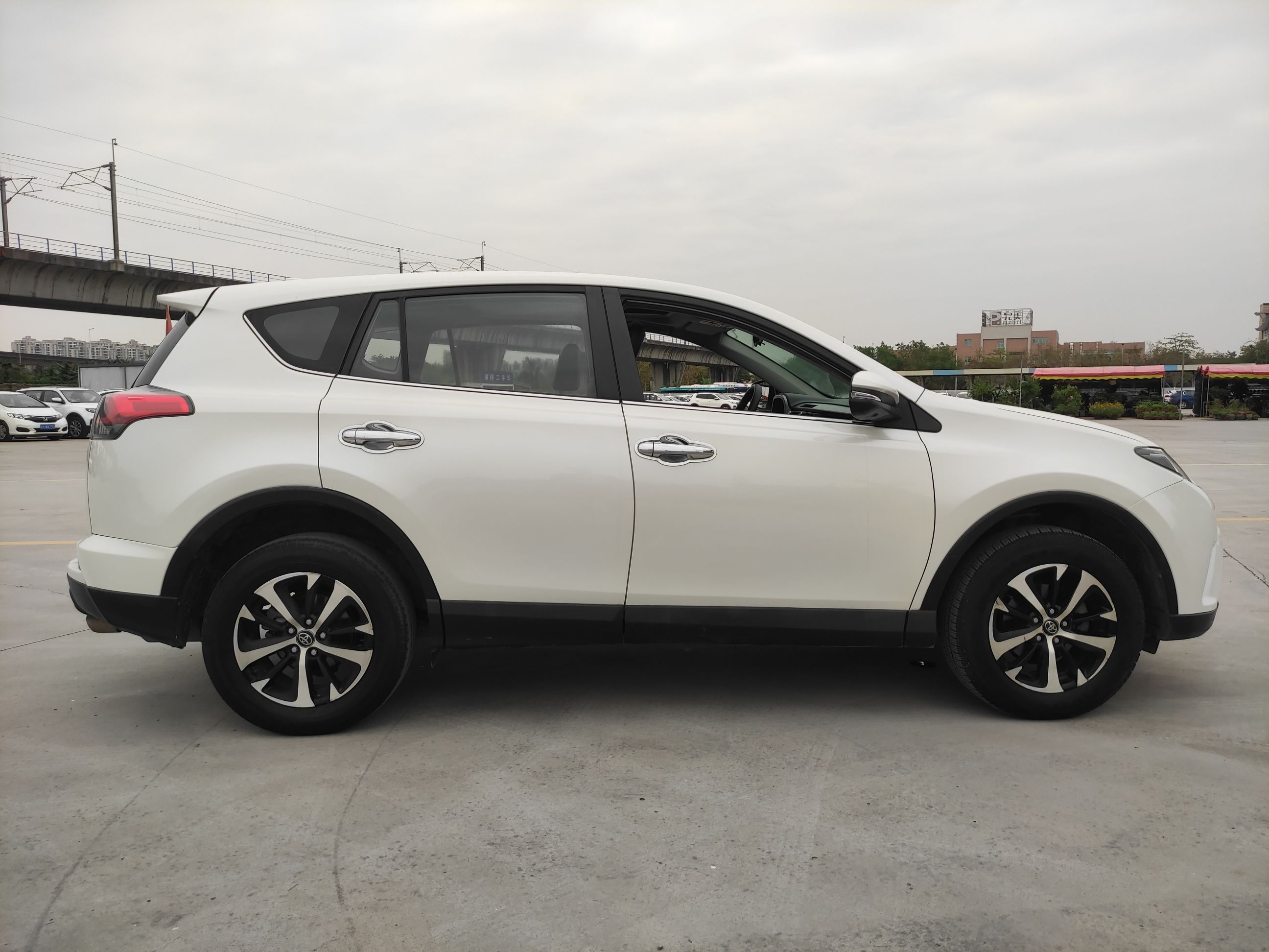 Used Toyota RAV4 2016 2.0L CVT Two-Wheel Drive Fashion Edition China V Standard
