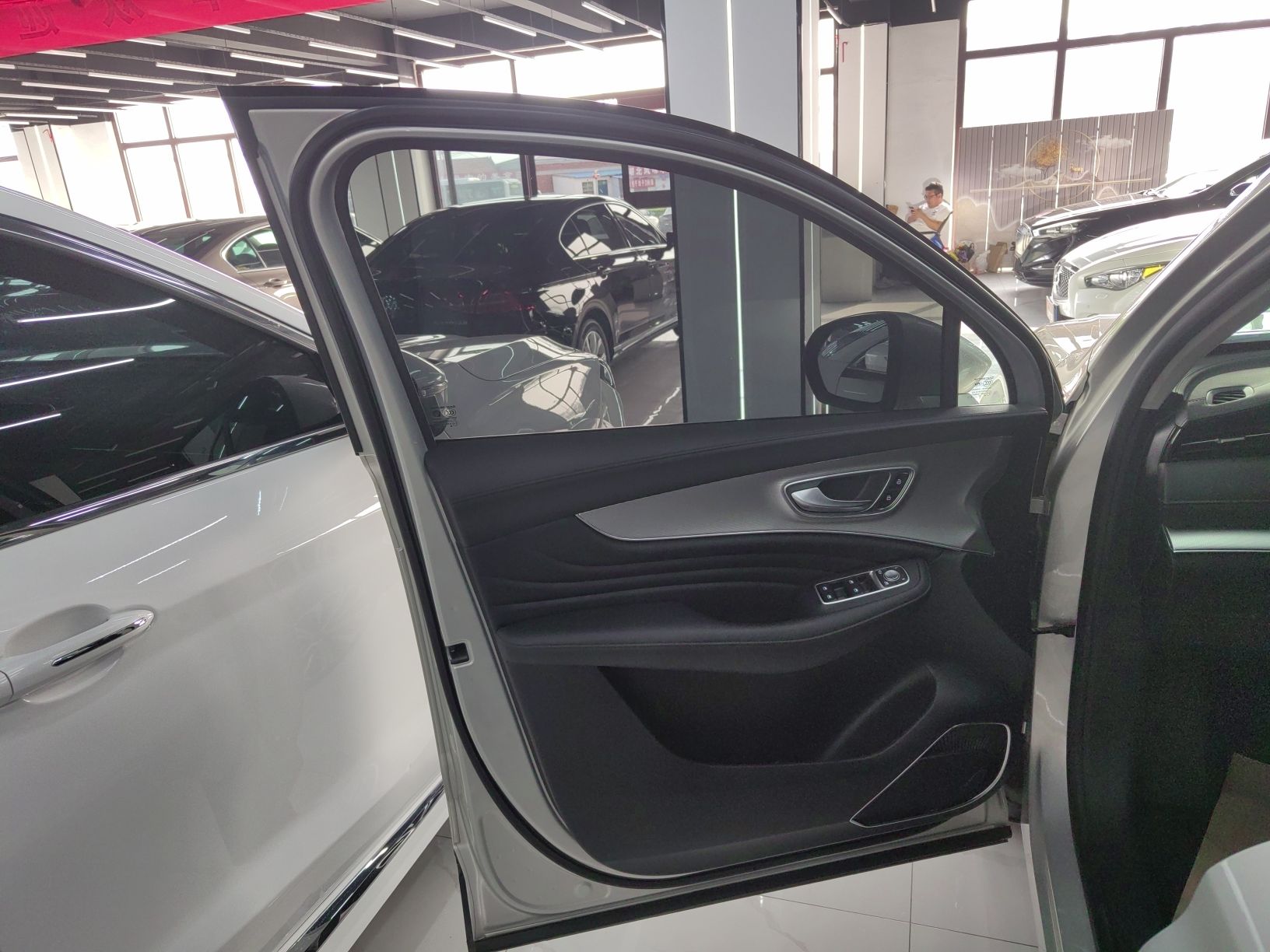 Used Roewe RX5 MAX 2021 Supreme Series 400TGI Automatic Luxury Cabin Edition
