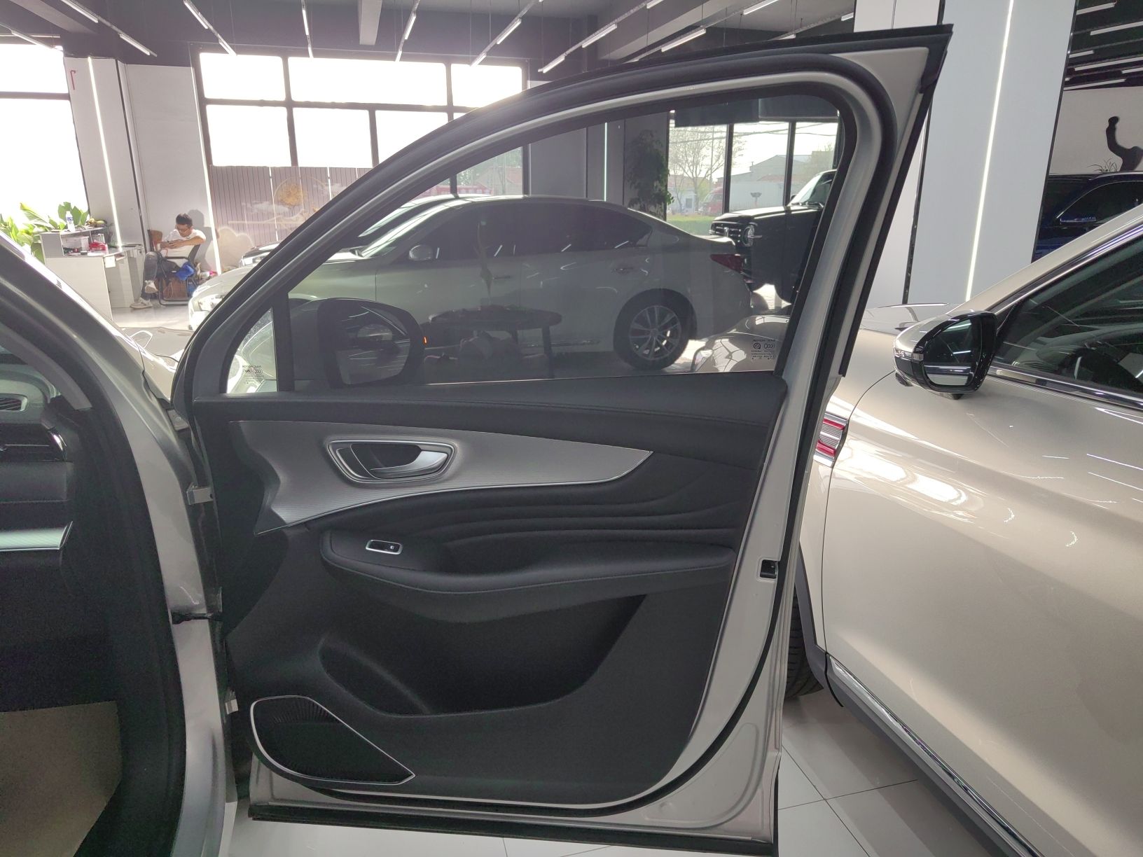 Used Roewe RX5 MAX 2021 Supreme Series 400TGI Automatic Luxury Cabin Edition
