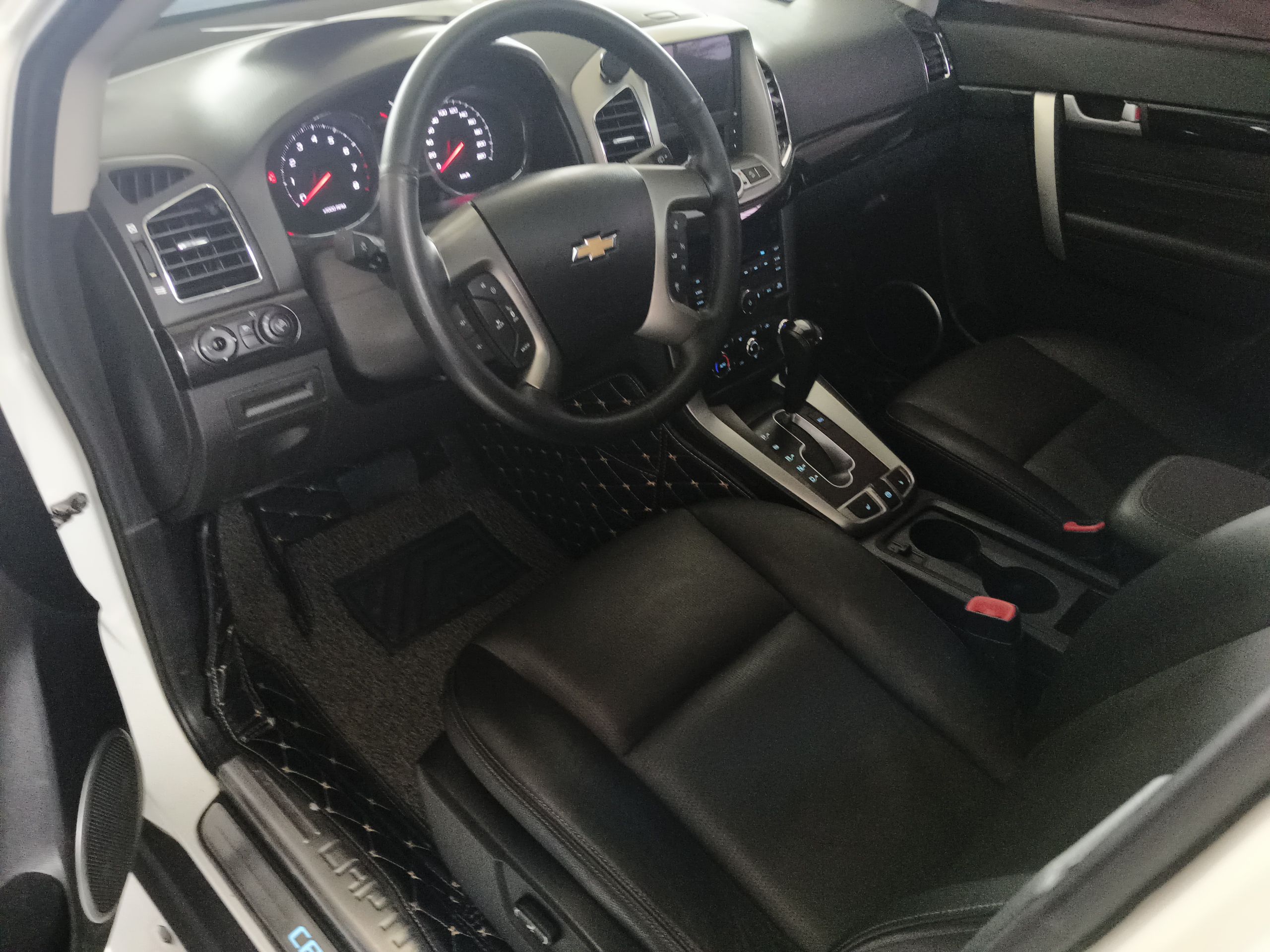 Used Chevrolet Captiva 2015 2.4L 4x4 Flagship Edition 7-Seater
